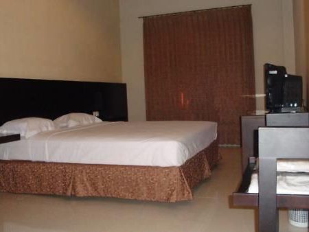 Family Guest House Surabaya Exterior photo