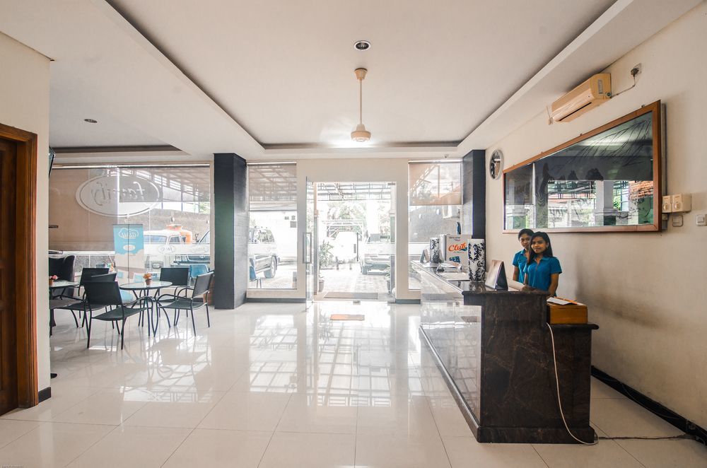 Family Guest House Surabaya Exterior photo