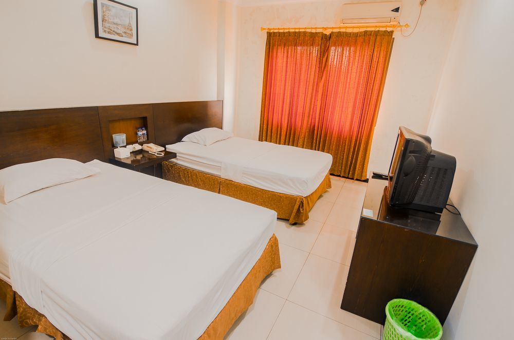 Family Guest House Surabaya Exterior photo