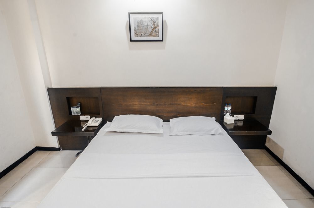Family Guest House Surabaya Exterior photo
