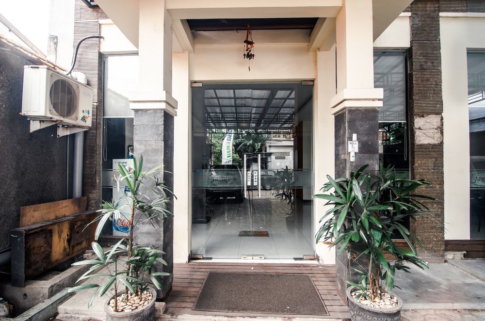 Family Guest House Surabaya Exterior photo