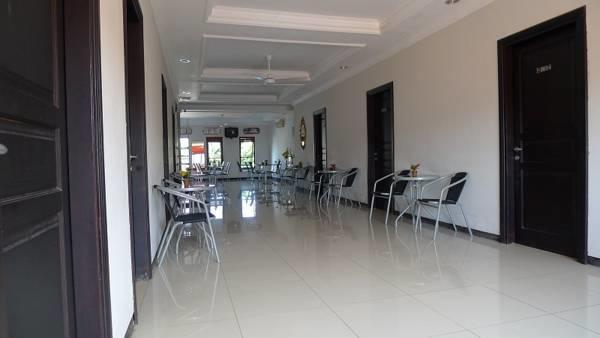 Family Guest House Surabaya Exterior photo