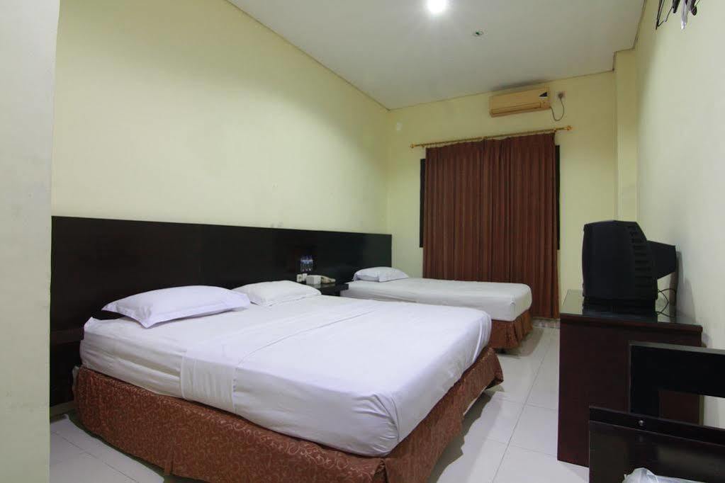 Family Guest House Surabaya Exterior photo