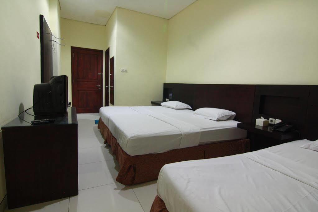 Family Guest House Surabaya Exterior photo