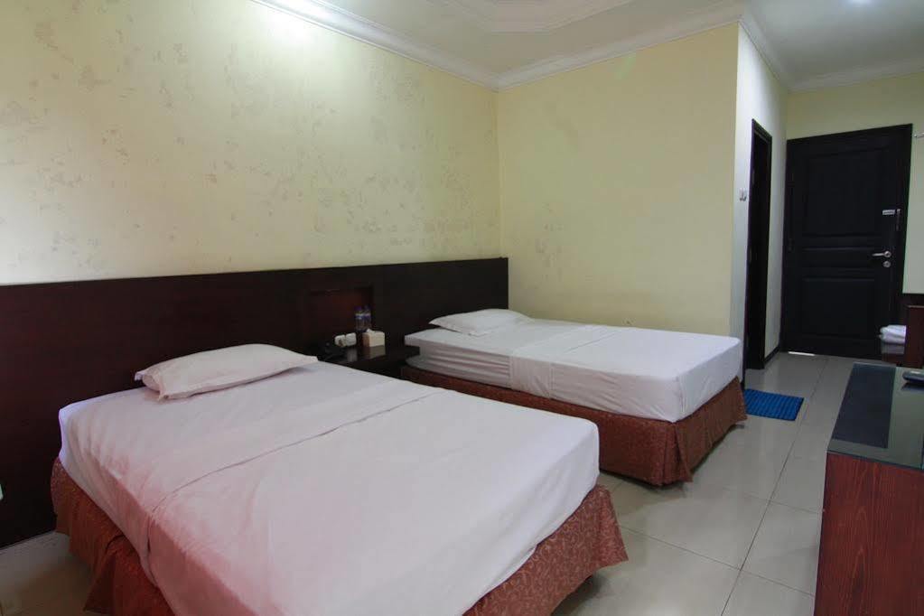 Family Guest House Surabaya Exterior photo