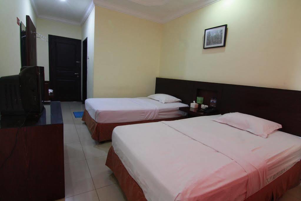 Family Guest House Surabaya Exterior photo