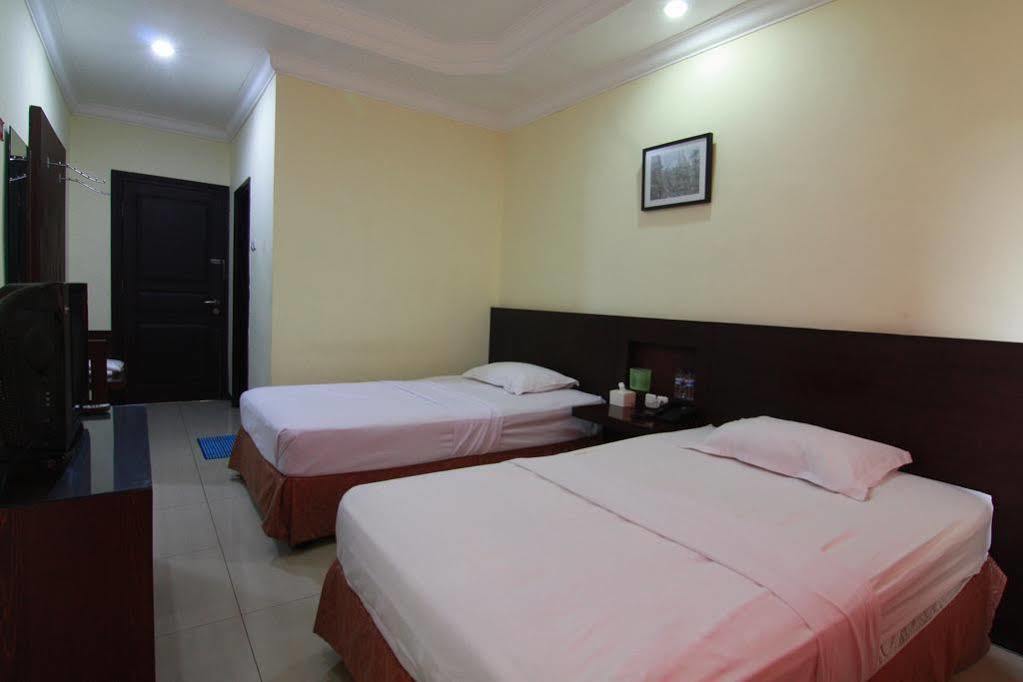 Family Guest House Surabaya Exterior photo