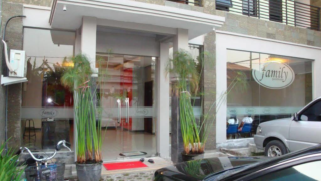 Family Guest House Surabaya Exterior photo